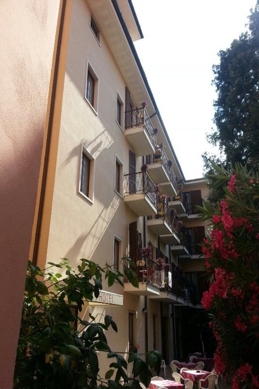 Hotel Centrale Garda  Exterior foto